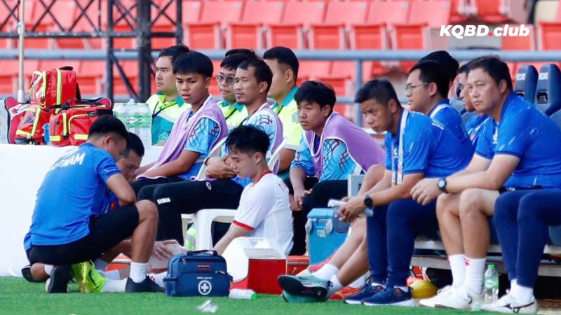 Tiền vệ Xuân Bắc từ lò đào tạo PVF – CAND chỉ đau nhẹ sau pha va chạm